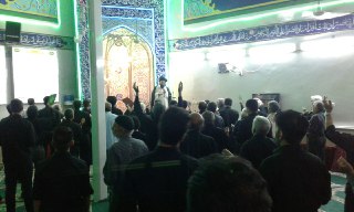 گزارش تصویری از مراسم احیا و قرآن به سر توسط آیت الله حسینی مازندرانی در مسجد امام حسین ع شهر ری
